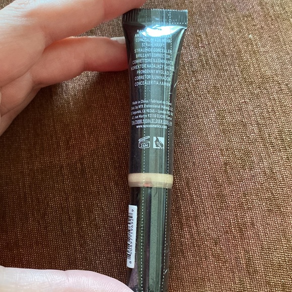 πNYX- Born to Glow Radiant Concealer with Puff: Alabaster Shade - Picture 4 of 5